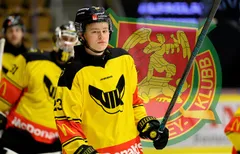 Nils Juntorp ser ut att skriva på för Mora IK.