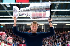 Viktor Stålberg, här med Stanley Cup-bucklan 2013, är ny NHL-expert på Disney+.
Foto: Daniel Stiller / BILDBYRÅN