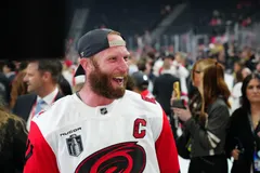 Jordan Staal jublar efter Stanley Cup-vinsten 2025/26.