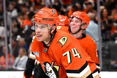 John Carlson lämnar Anaheim Ducks efter sin korta sejour i klubben. Foto: Griffin Hooper-Imagn Images
