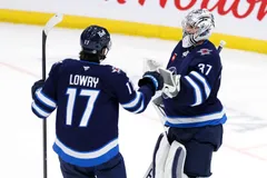 Adam Lowry kan återförenas med Connor Hellebuyck nästa vecka. Foto: James Carey Lauder-Imagn Images