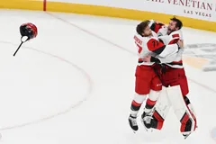 Mark Jankowski och Brandon Bussi  firar Stanley Cup-segern. Foto: AP Photo/Candice Ward