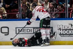 Hugo Pettersson får en tackling av Glenn Gustafsson.