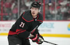 Aleksandr Nikisjin väntar på att få bli trejdad från Carolina Hurricanes. Foto: Bildbyrån