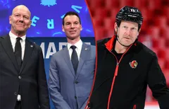 Mats Sundin och John Chayka plockar in Daniel Alfredsson.
Foto: Bildbyrån.