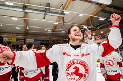 Fabian Hellström jublar vid uppflyttningen med Troja 2025.