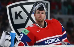 Henrik Haukeland förklarar beslutet att skriva på i KHL. 