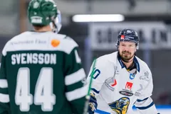Anton Svensson under semifinal ett i kvalet till Hockeyallsvenskan.