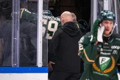Linus Johansson har ont och lämnar isen i SHL-premiären.