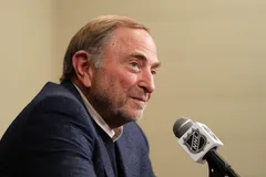 Gary Bettman tycks, åtminsytone temporärt, dra i handbromsen när det gäller NHL:s expansionsplaner. Foto: AP Photo/Matt Slocum