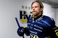 Mattias Tedenby blir kvar i HV71 till seriestart.