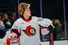 Leevi Meriläinen blir kvar i Ottawa Senators. Foto: Peter Creveling-Imagn Images