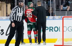 Erik Thorell kliver av isen i matchen mot Färjestad.