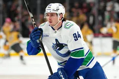 Linus Karlsson kommer att spela med ett A på bröstet under alla Vancouver Canucks hemmamatcher den här säsongen. Foto: Stephen R. Sylvanie-Imagn Images