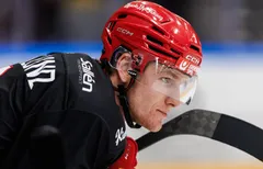 Edvin Hammarlund är klar för en fortsättning i Almtuna - men inleder säsongen i SHL. 