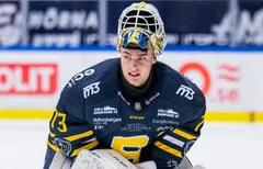 Mycket vilar på Love Härenstams axlar mellan stolparna.