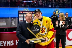 Leon Irani fick lyfta pokalen som kapten för Smålands pojklag 2025.