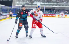 Onni Käyhkö (vänster) är klar för BIK Karlskoga. 
 Â© BildbyrÃ¥n - COP 81 - SWEDEN AND NORWAY ONLY