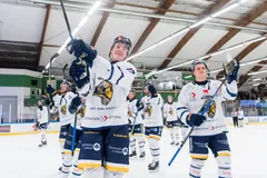 Elias Ewertzh följer med Visby/Roma upp i Hockeyallsvenskan. 