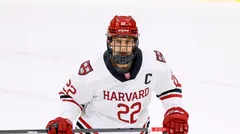 Mason Langenbrunner spelade i Harvard under den gångna säsongen.