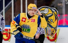 Andreas Dahl skriver på för Visby/Roma. Foto: Bildbyrån (montage).