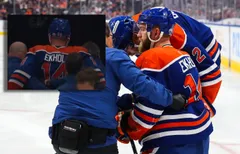 Mattias Ekholm fick hjälpas av isen i nattens möte mellan Edmonton och Carolina. Foto: Codie McLachlan/The Canadian Press via AP