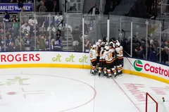 Chicago Wolves firar Viktor Neuchevs övertidsmål i den fjärde Calder Cup-finalen. Foto: Arlyn McAdorey/The Canadian Press via AP