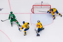 Tinus Luc Koblar nätar för Rögle i CHL-mötet med Davos.