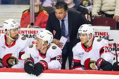 Travis Green blir kvar i Ottawa Senators många år framöver. Foto: Sergei Belski-Imagn Images