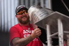 Nic Deslauriers förlängde kontraktet med Carolina Hurricanes under Stanley Cup-firandet. Foto: James Guillory-Imagn Images