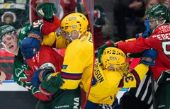 Frölundas Bosse Meijer och Filip Cederqvist ryker ihop med Djurgårdens Albin Grewe och Jesper Pettersson.