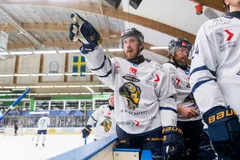 Karl Påhlsson följer med upp i Hockeyallsvenskan. 