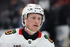 Chicago Blackhawks förlänger med Oliver Moore.