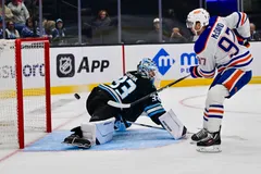 Connor McDavid med ett av sina två mål mot Utah Mammoth. Foto: Peter Creveling-Imagn Images