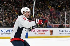 Ryan Leonard belönas rikligt av Washington Capitals. Foto: Brian Fluharty-Imagn Images