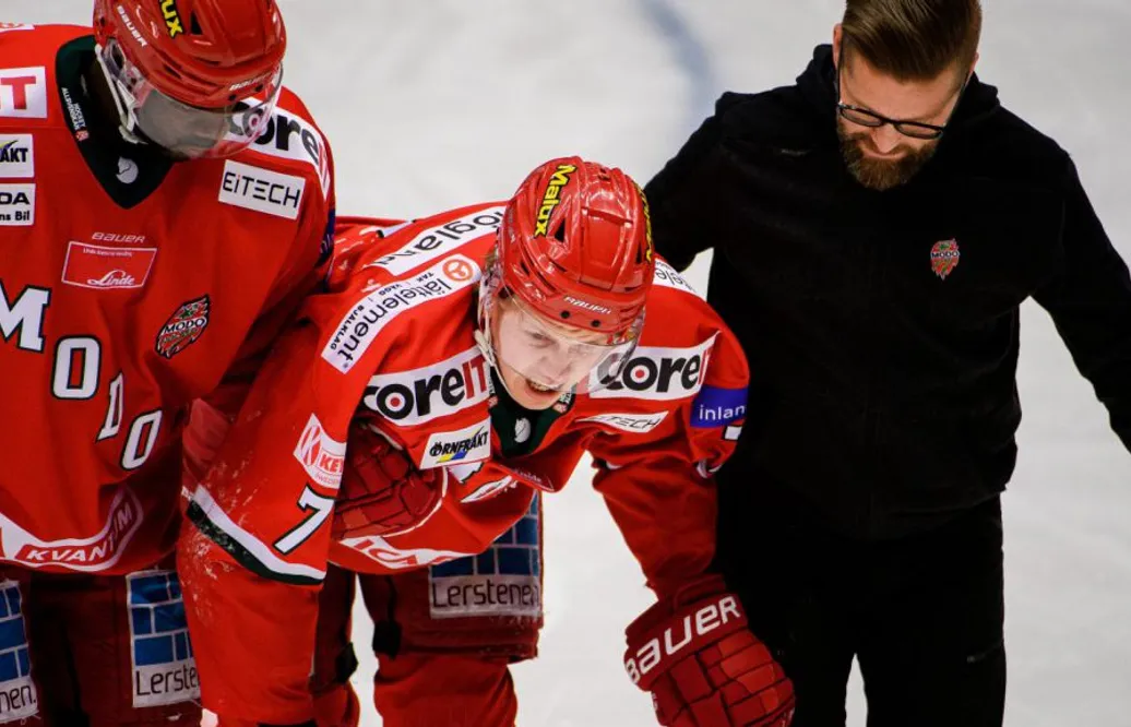 Sänktes av knätackling - fick hjälpas av isen