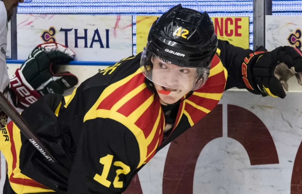 Har tagit för sig i SHL – nu får succéjunioren A-lagskontrakt: ”Något man drömt om”