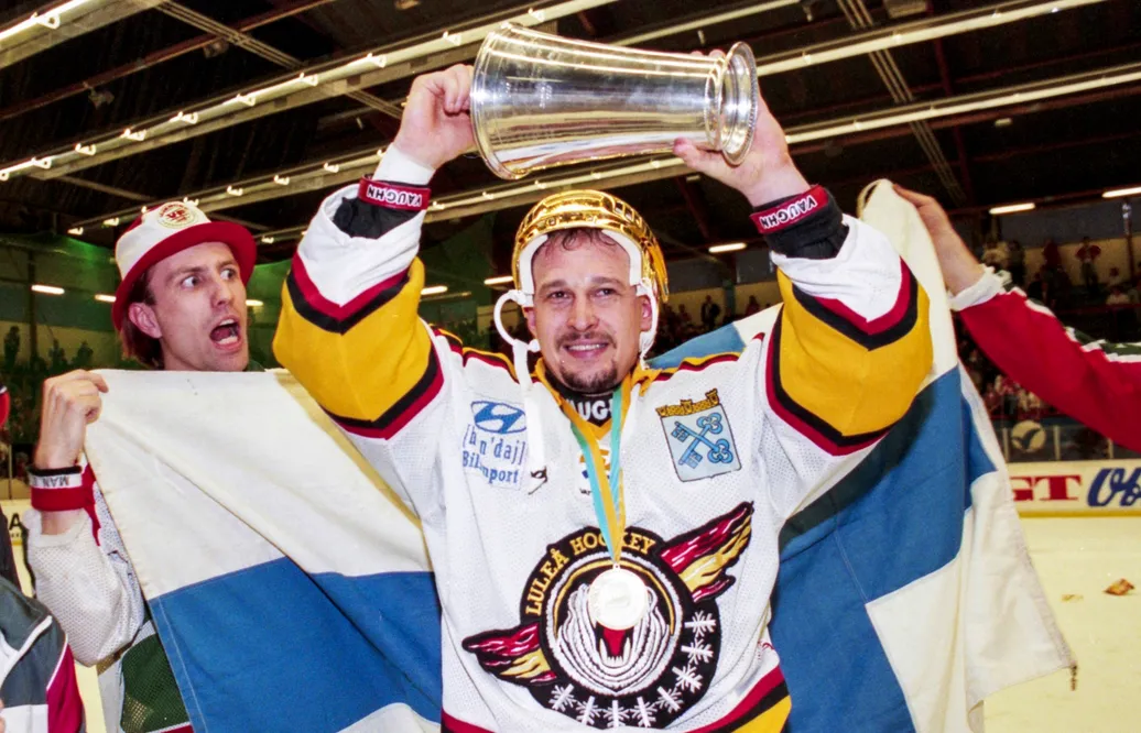 Jarmo Myllys, målvakt, jublar med pokal