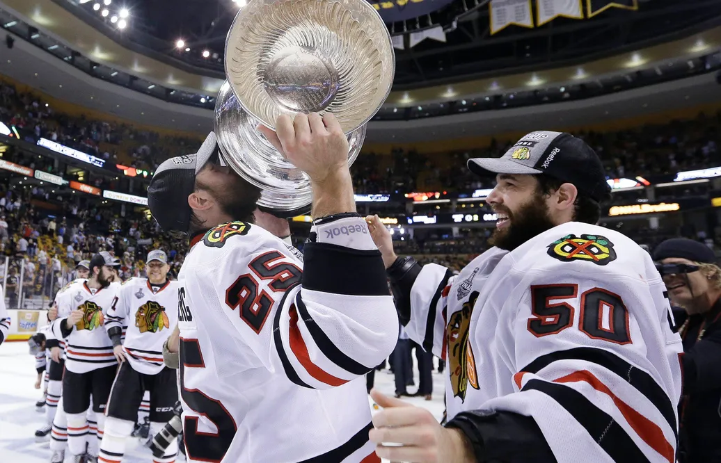 Viktor Stålberg och Corey Crawford firar med Stanley Cup-pokalen
