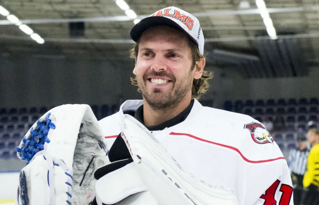 Lade av – blir målvaktstränare i SHL-klubben