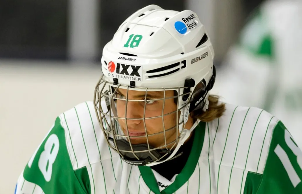 Han blir den tionde yngste svensken i SHL:s/elitseriens historia