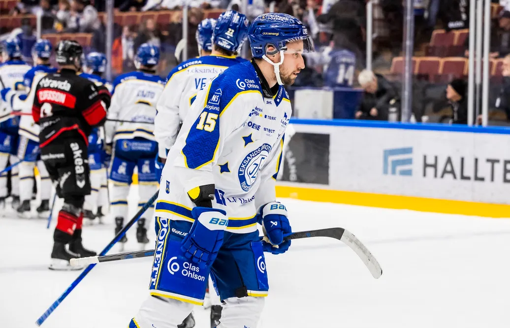 250118 Leksands Max Veronneau deppar efter förlust under ishockeymatchen i SHL mellan Leksand och Malmö Redhawks den 18 januari 2025 i Leksand