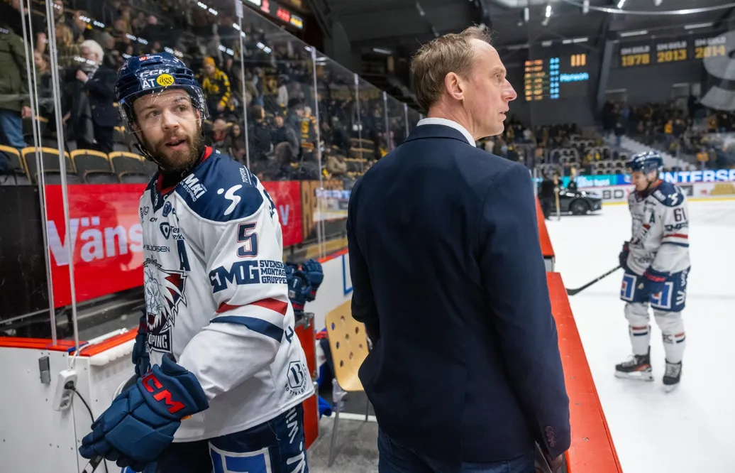 Tränaren kan tvingas bort – svarar: "Vill vara kvar"