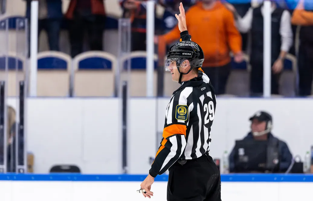 I SHL och Hockeyallsvenskan kan domarna numera dela ut misconduct till spelare som förstärker eller filmer.
Foto: Jonas Ljungdahl / BILDBYRÅN