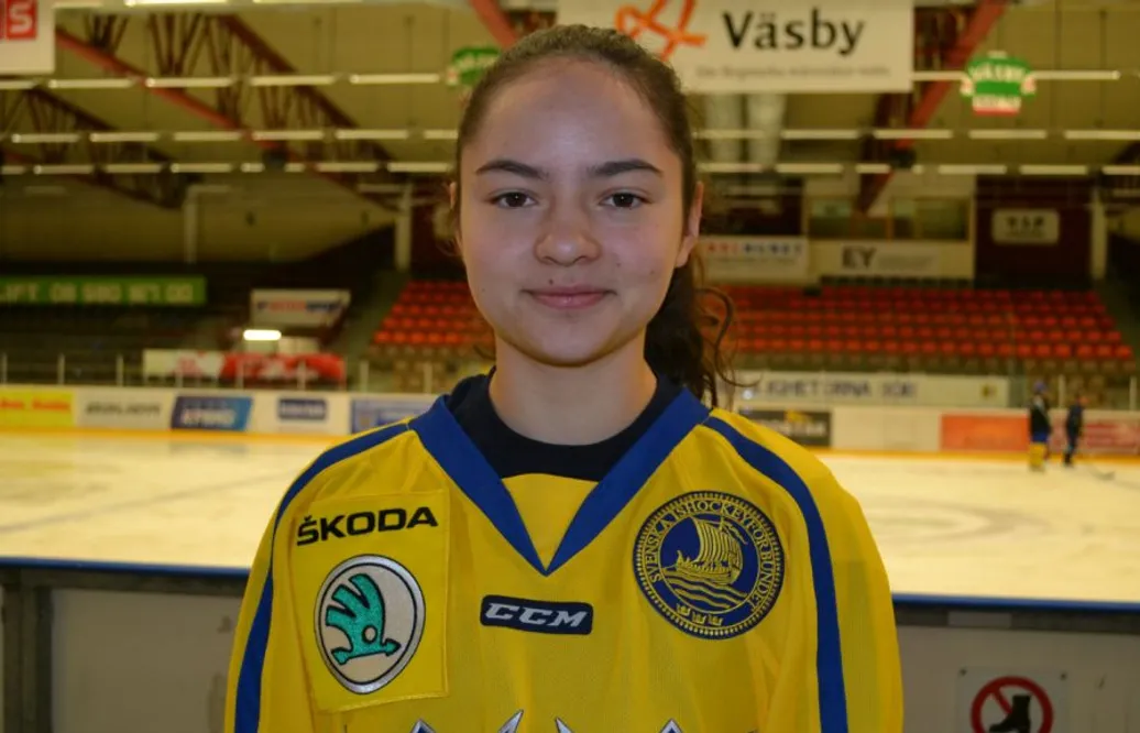 Blir det fotboll eller hockey för backtalangen? ”Känner att jag är ganska bra på båda”