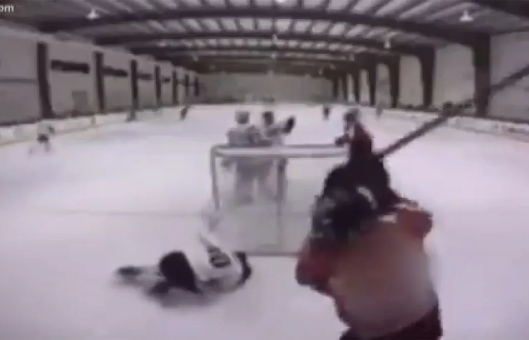 Hockeyvärlden chockat efter brutala överfallet – här går han till attack med klubban