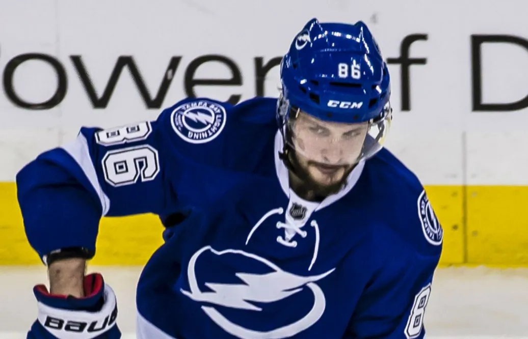VIDEO: Här går Tampa-stjärnan sönder – efter krock med målburen