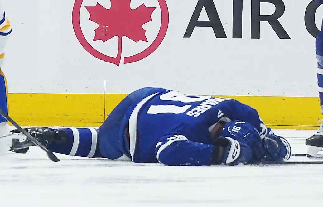 John Tavares skadades i natt och fik hjälpas av isen. Foto: Nick Turchiaro-Imagn Images