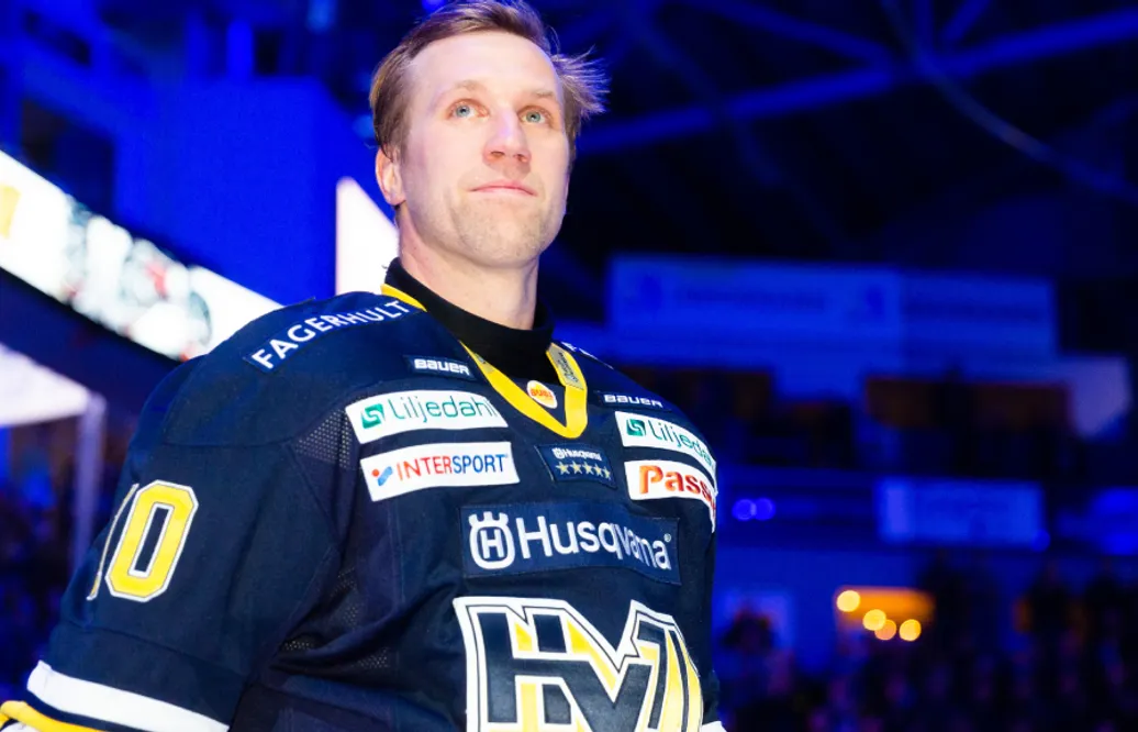 Martin Thörnberg får tröjan hissad i taket av HV71