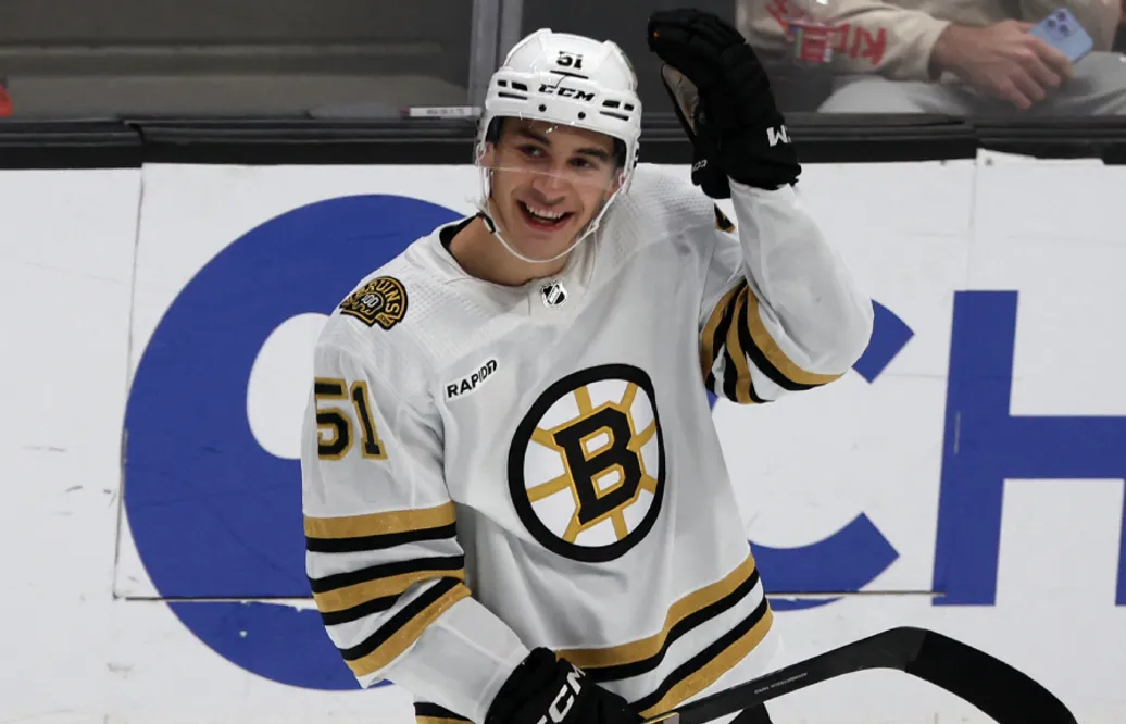 Matthew Poitras blir kvar i Boston Bruins efter succéstarten